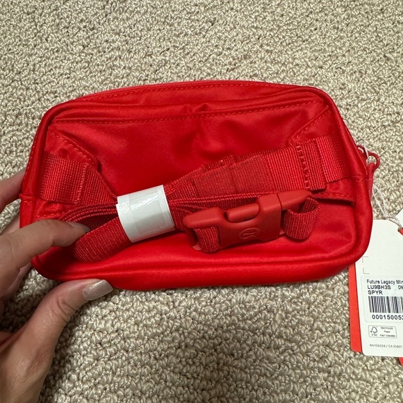 LULULEMON .7 L CANADA BELT BAG - Picture 2 of 6